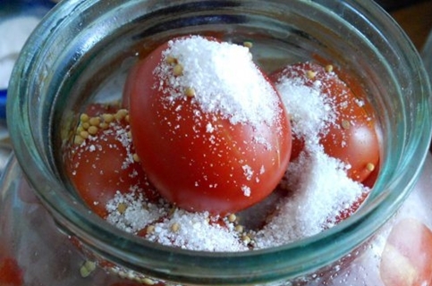 el proceso de cocinar tomates con ácido cítrico