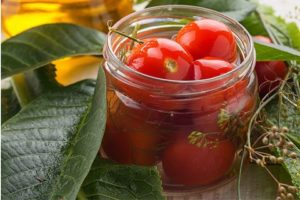 Recetas para encurtir tomates con canela para el invierno en casa.