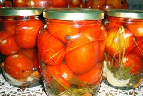 tomates búlgaros en frascos
