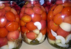 Recept för betning av tomater med äppelcidervinäger för vintern