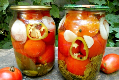 tomates con ácido cítrico en un frasco