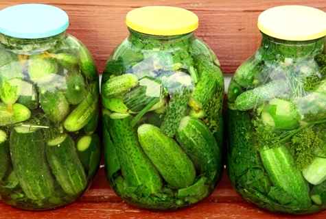 ingelegde komkommers met selderij in potten op tafel
