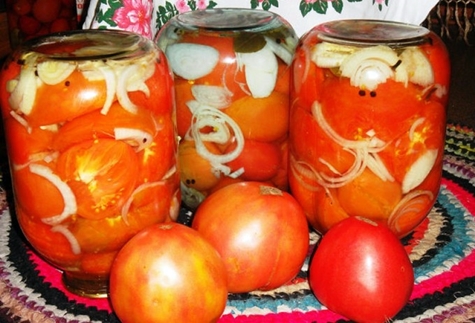 Čekiški pomidorai stiklainiuose