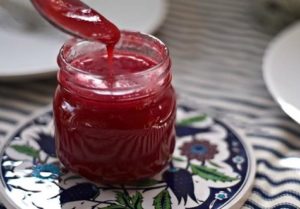 Recept för att tillverka röda vinbärssås för vintern