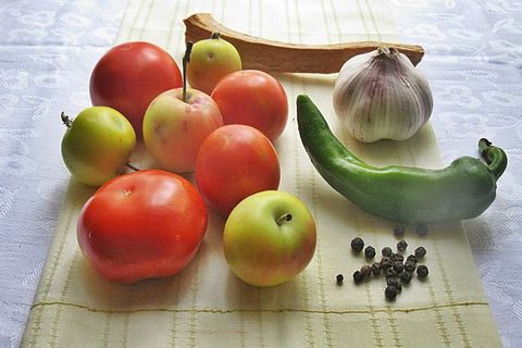 Recepten voor het inblikken van tomaten met appels voor de winter, je zult je vingers aflikken