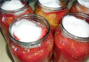 Recepten voor het snel zouten van gepelde tomaten voor de winter
