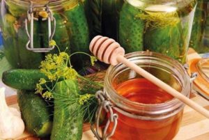 Recepten voor het beitsen van komkommers met honing voor de winter