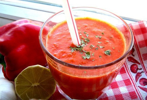 tomatsaft i ett glas