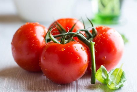 pomidoras ant stalo