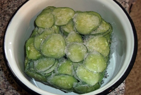 avfrostning gurkor i en skål