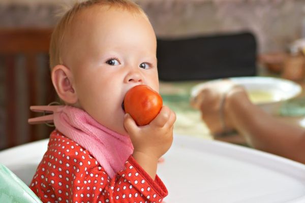 bambino che mangia pomodoro