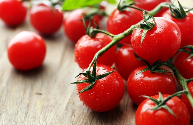 raudoni vyšniniai pomidorai
