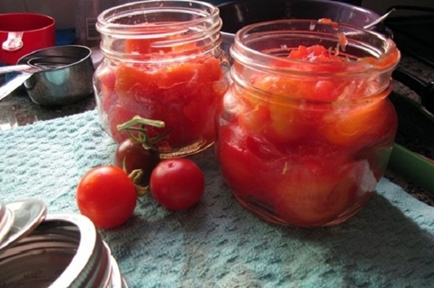 nulupti pomidorai savo sultyse