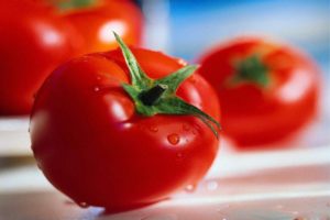 Deskripsyon ng tomato Slot at mga katangian ng iba't-ibang