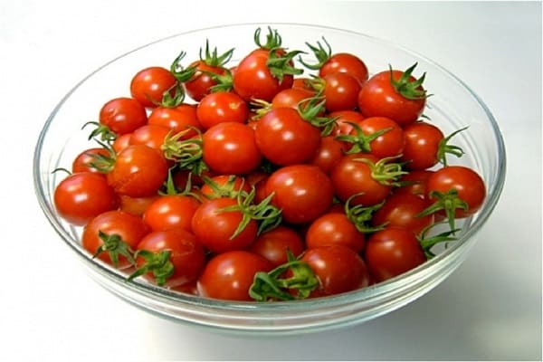 pieni tomaatti