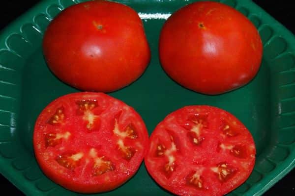 Supjaustykite pomidorus