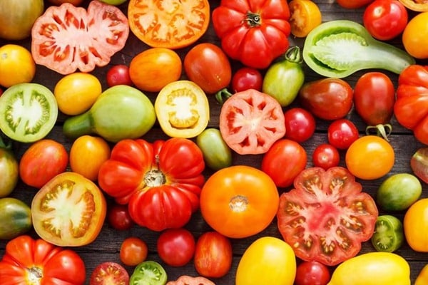 įvairių formų pomidorai