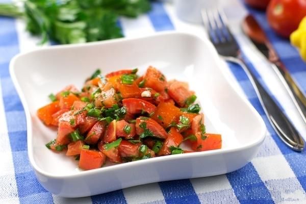 tomātu un zaļumu salāti