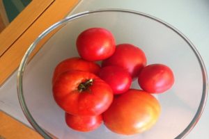 Beschrijving van de tomatenvariëteit Vasilina, zijn kenmerken en teelt