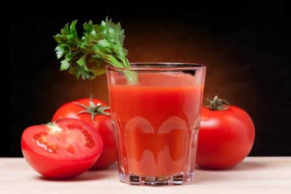 pomidorų sultys stiklinėje