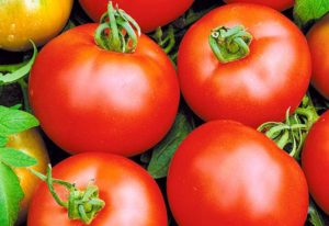 Beschrijving van de variëteit van tomaat Voskhod, zijn kenmerken en teelt
