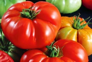 Beschrijving van de variëteit rode buffel-tomaten, teeltkenmerken en opbrengst