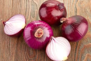 Violetinių ir raudonųjų svogūnų priežiūra ir auginimas, nauda ir žala, kada derlių nuimti ir kaip laikyti