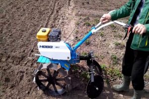 Soorten aardappelheuvelmachines voor een achterlooptrekker: hoe maak en installeer je met je eigen handen?