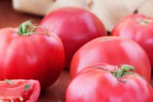 Pomidorų Vermilion veislės aprašymas, jo savybės ir derlius