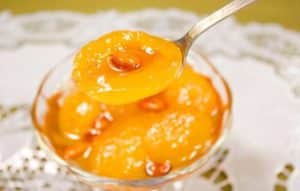 Recept för att göra aprikos sylt med mandlar för vintern