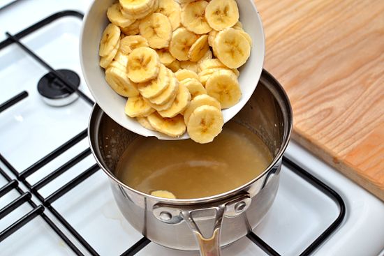 bananes dans une casserole