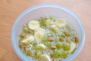Ett enkelt recept för krusbär och banansylt för vintern