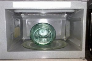 Kaip greitai sterilizuoti stiklainius mikrobangų krosnelėje, su vandeniu ir be jo