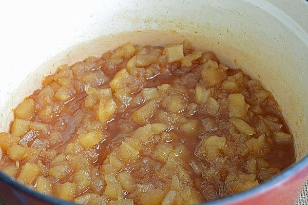 le processus de cuisson des pommes ranetok