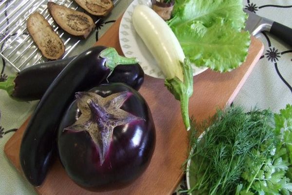 aubergine på bordet