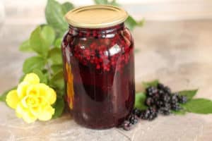 Jednoduchý recept na výrobu blackberry kompot na zimu