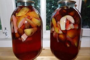 Paprastas obuolių kompoto ir slyvų receptas žiemai