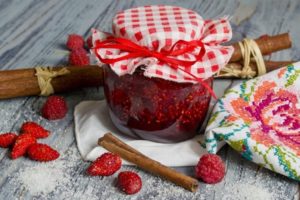 Een eenvoudig recept voor aardbeienjam vijf minuten voor de winter