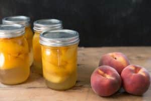 Ett enkelt recept för att göra persika sylt till vintern