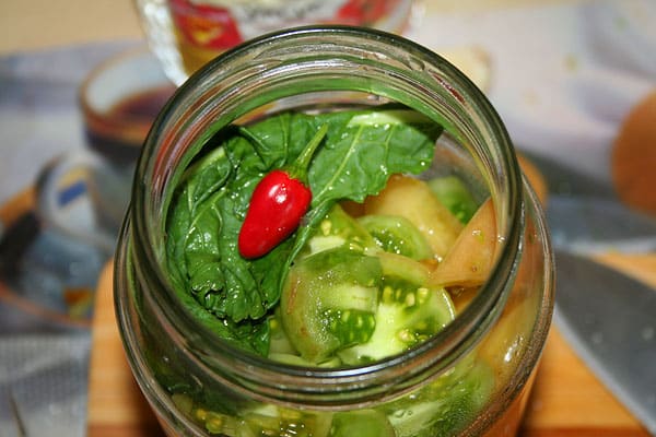 žali pomidorai į stiklainį