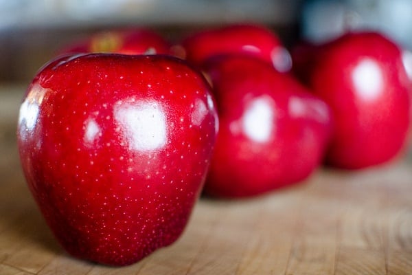veľké červené jablká