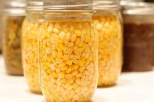 Hur man bevarar majs på kolven och kornen hemma på vintern, recept med och utan sterilisering