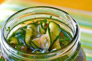 Simpele stapsgewijze recepten voor het maken van knapperige heerlijke komkommers in plakjes voor de winter