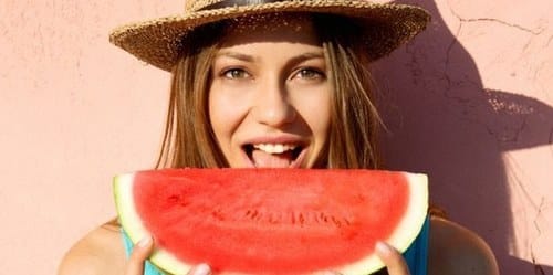 flicka och vattenmelon