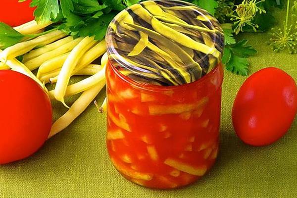 šparagų pupelės pomidorų inde