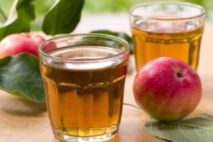 Једноставни рецепти за прављење сока од јабуке код куће зими кроз соковник