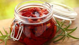 TOP 17 stapsgewijze recepten voor het thuis koken van zongedroogde tomaten voor de winter