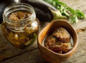 De bästa och läckraste recepten för att göra inlagd aubergine för vintern i burkar
