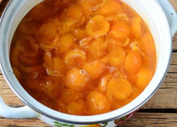 aprikoser i sirap i en skål