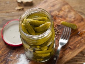 Hoe ingelegde komkommers te bereiden met mosterdzaad en kurkuma voor de winter en opslagregels